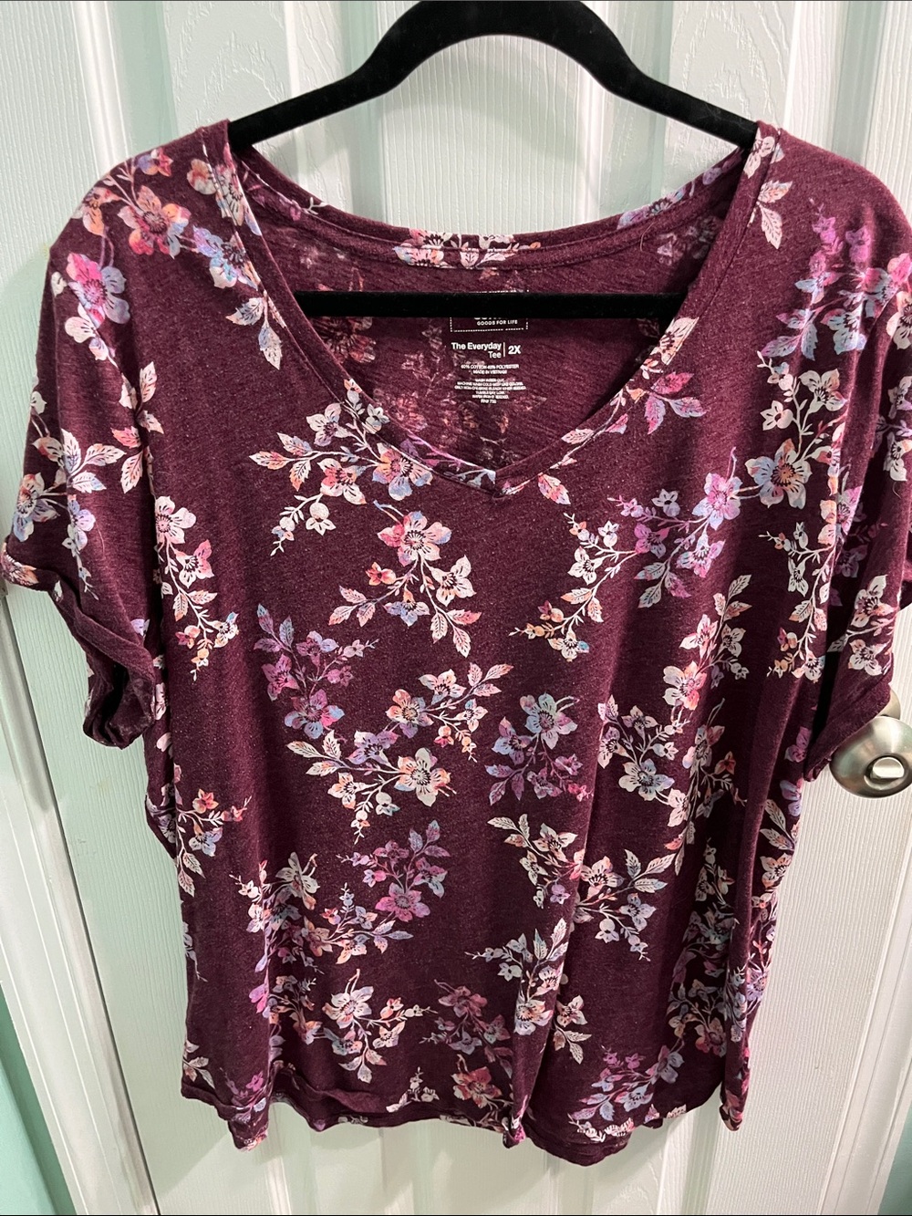 Everyday V-Neck Short Sleeve Tee in Plum Floral